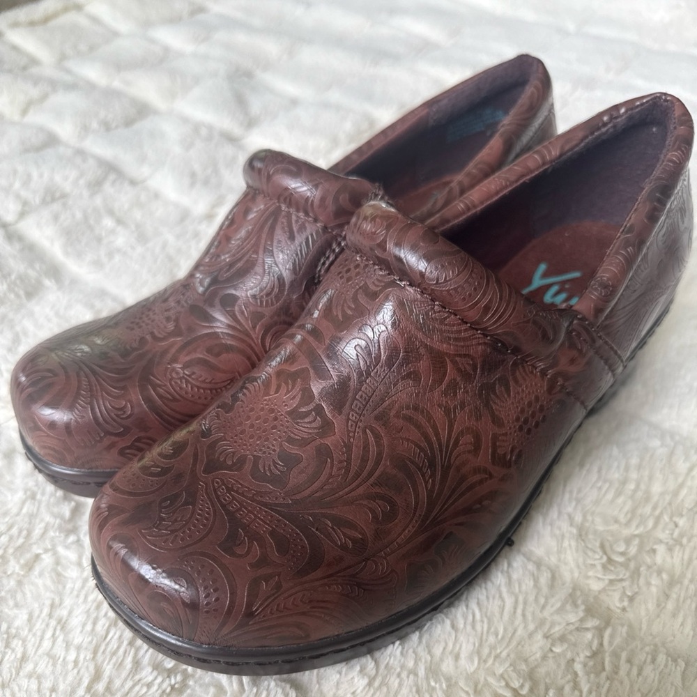 Yuu Bethanee Brown Clogs